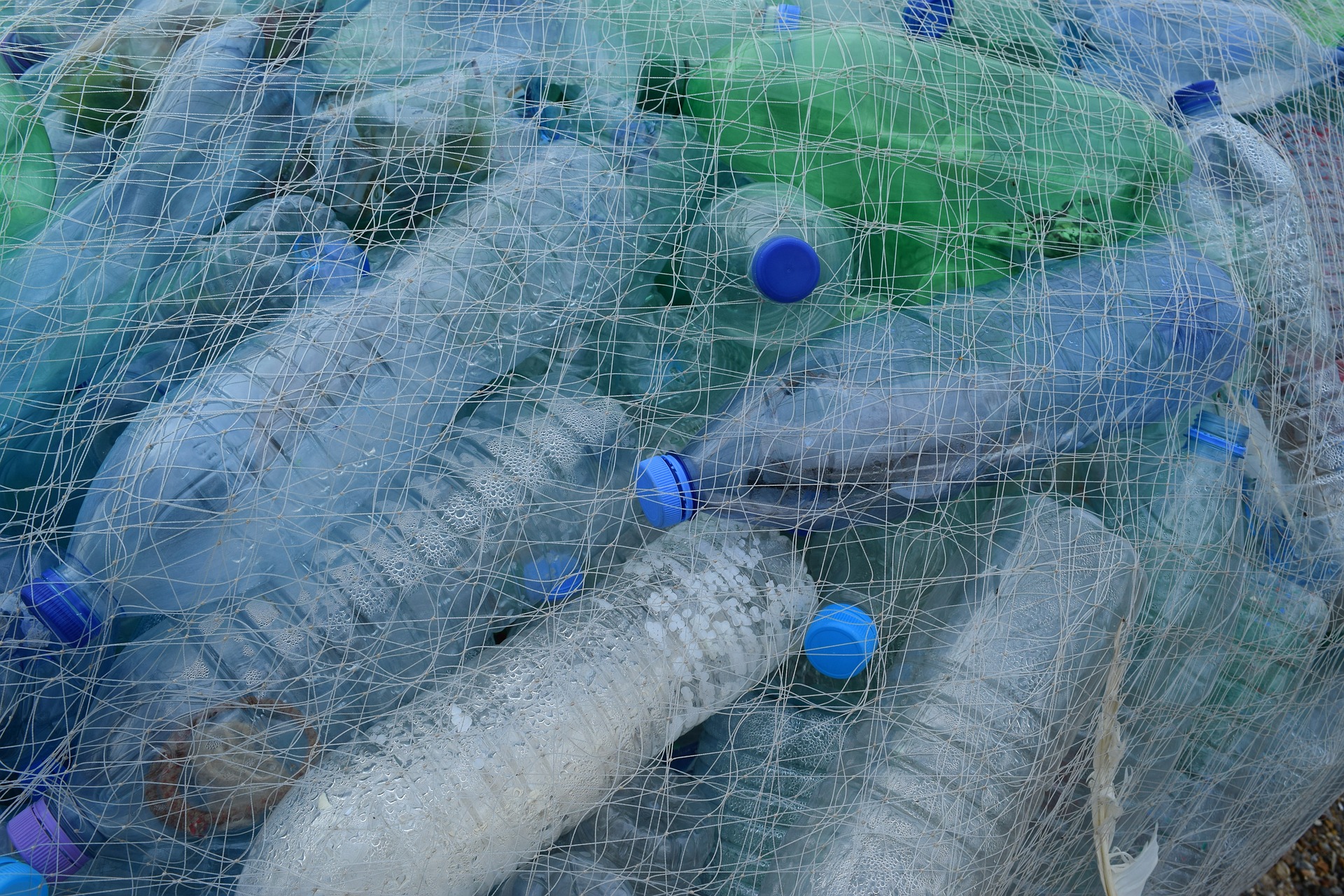 Havet städas från plast med nya uppfinningar.