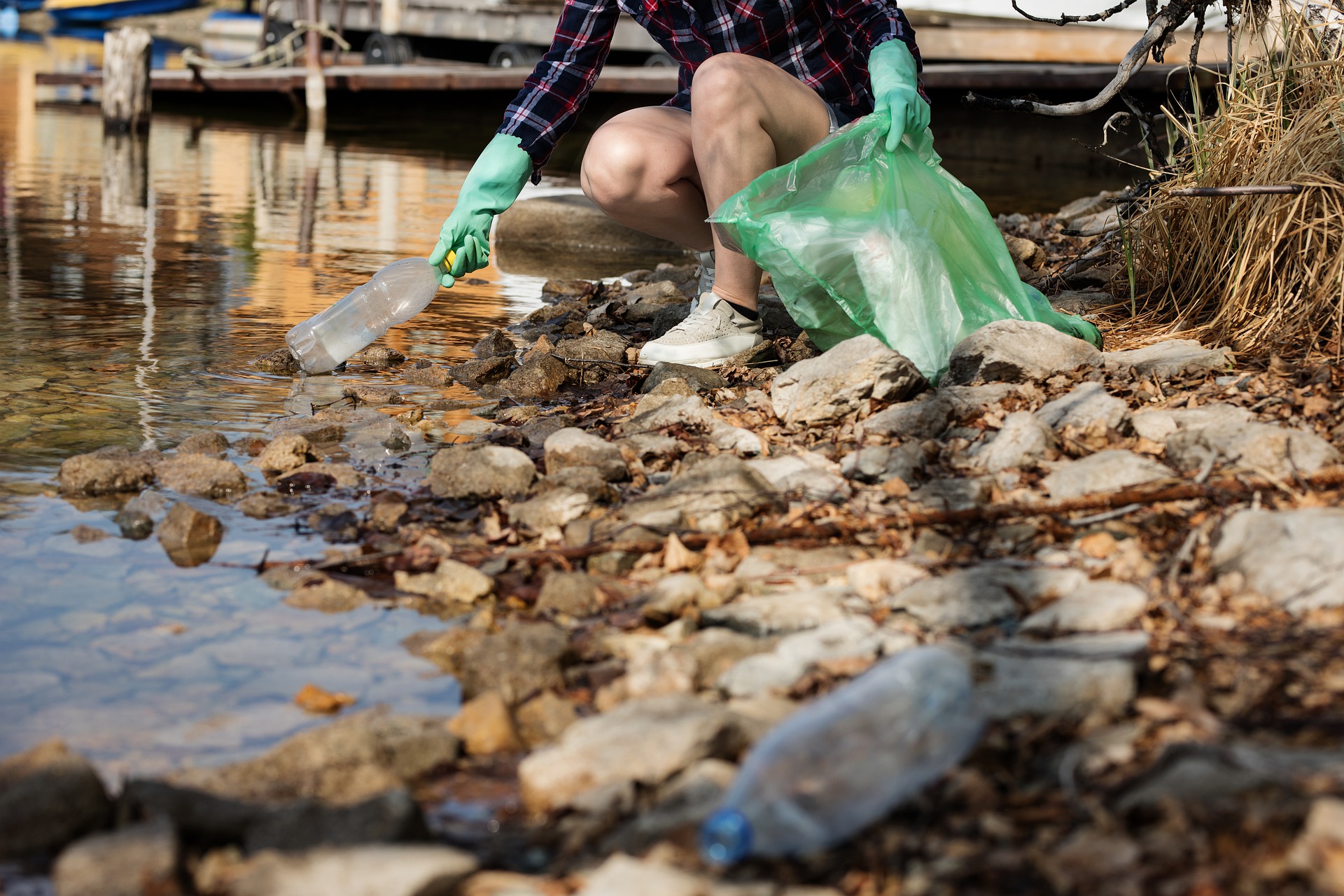 En dykgrupp gör ansiktsmasker av återvunnen plast från haven